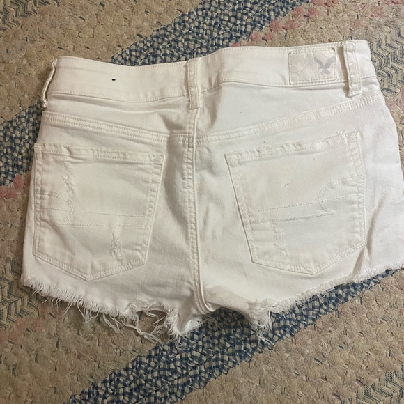 American eagle white ripped jean hi-rise shorts, size 6 stretch - Picture 4 of 5
